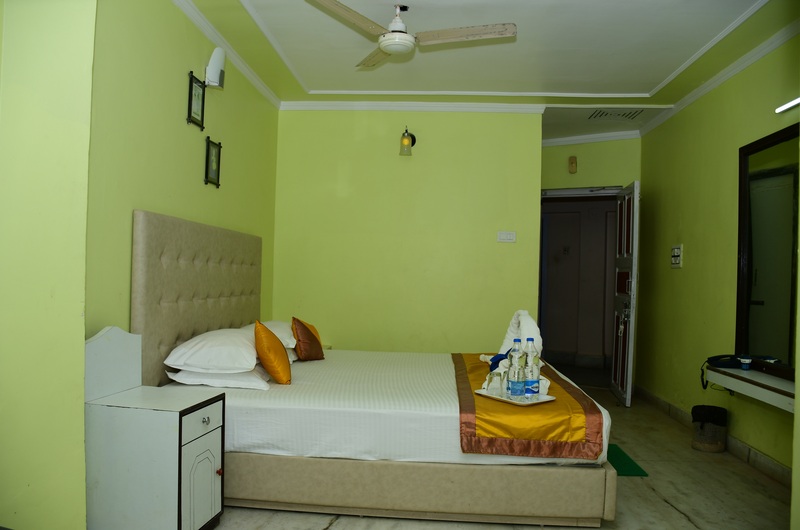 Hotel Dolphin, Digha - Six Bed AC Room