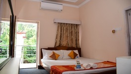 Six Bed AC Room at Hotel Dolphin, Digha